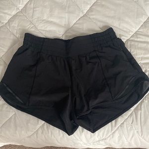 Like new Lululemon hotly hot high rise 2.5 in size 6